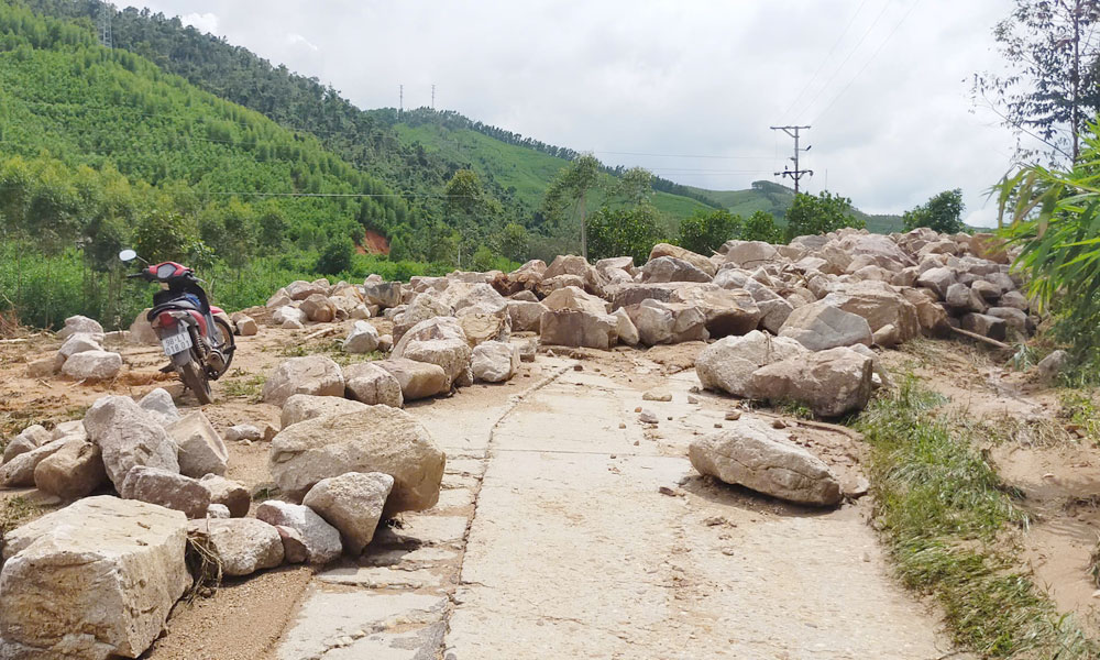 Đường thôn Tuấn An đi thôn Đông Bảo Tuấn (cùng xã Tuấn Đạo) bị đất đá sạt lở nghiêm trọng.