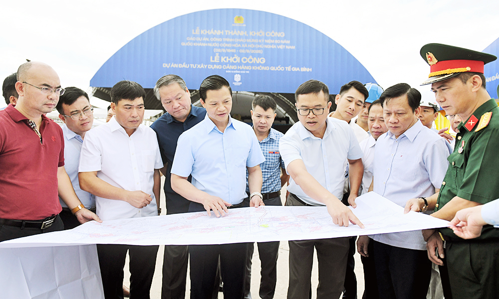 Đồng chí Vương Quốc Tuấn xem xét phương án bố trí Cảng hàng không quốc tế Gia Bình.