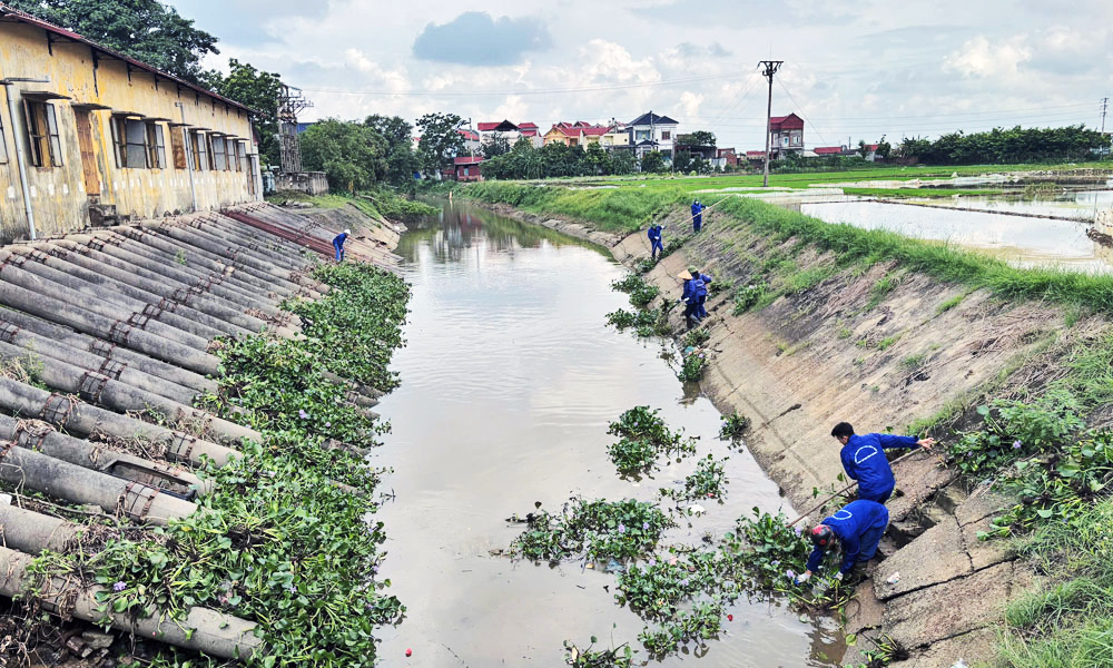 Công nhân Trạm bơm Ngọ Khổng 2 vệ sinh khu vực bể hút.