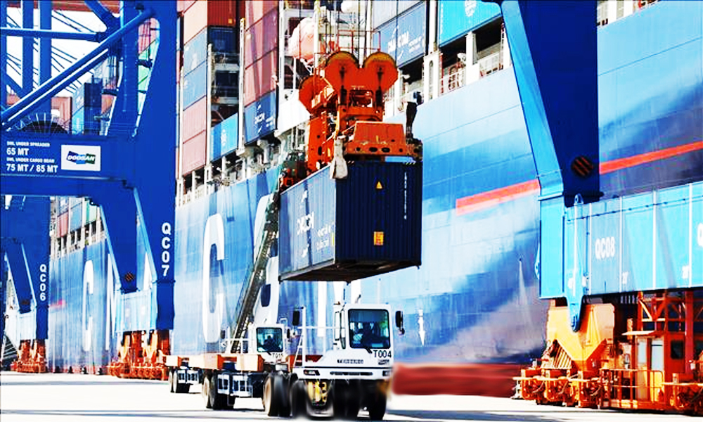 Bốc dỡ hàng xuất nhập khẩu tại cảng quốc tế Gemalink.