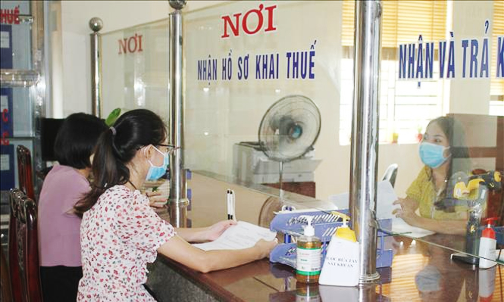 Người dân làm thủ tục về thuế (ảnh minh họa).