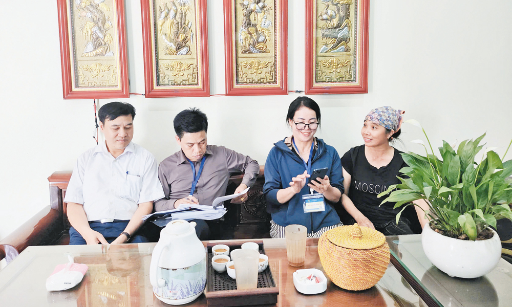 Giám sát viên Trung ương và Ban Chỉ đạo tỉnh giám sát điều tra viên thu thập thông tin tại thôn Phú Dư, xã Gia Bình.