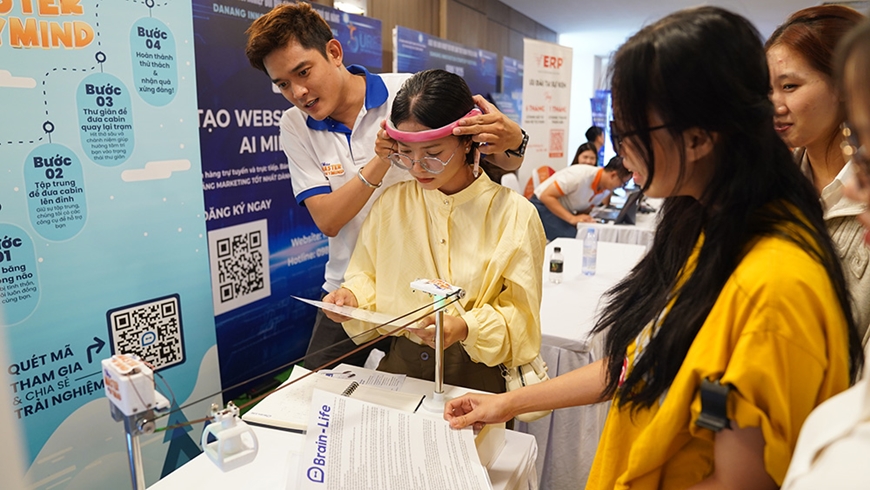 Các đại biểu tham quan sản phẩm, mô hình, công nghệ khởi nghiệp... trưng bày tại “Ngày hội khởi nghiệp đổi mới sáng tạo TP Đà Nẵng 2025”. Ảnh: HOÀNG NAM