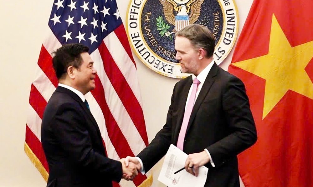 Bộ trưởng Bộ Công Thương Nguyễn Hồng Diên và Trưởng Đại diện Thương mại Hoa Kỳ Jamieson Greer. (Ảnh: TTXVN)