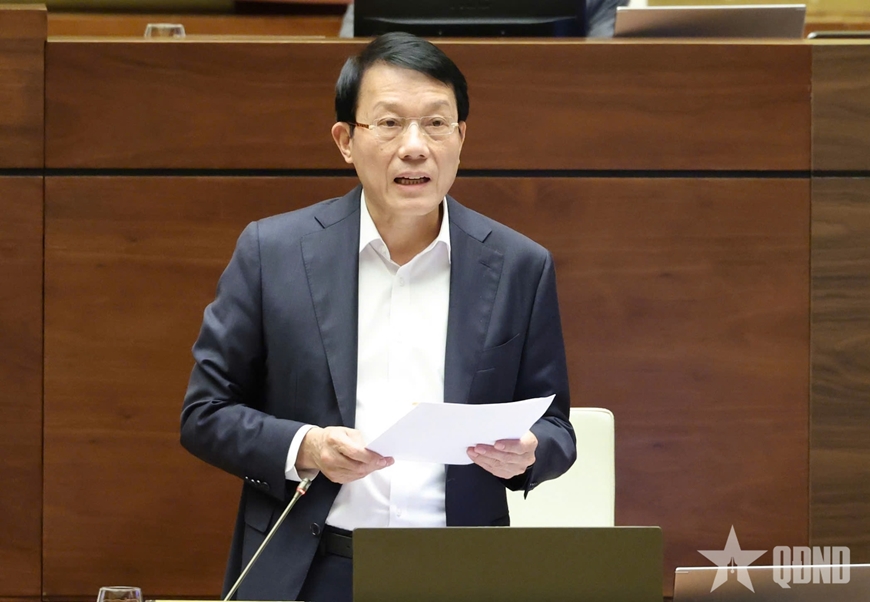 Đại tướng Lương Tam Quang, Ủy viên Bộ Chính trị, Bộ trưởng Bộ Công an phát biểu nêu rõ vấn đề được các đại biểu Quốc hội quan tâm. Ảnh: TRỌNG HẢI