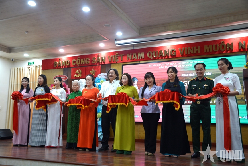 Các đại biểu cắt băng khai mạc trưng bày chuyên đề.