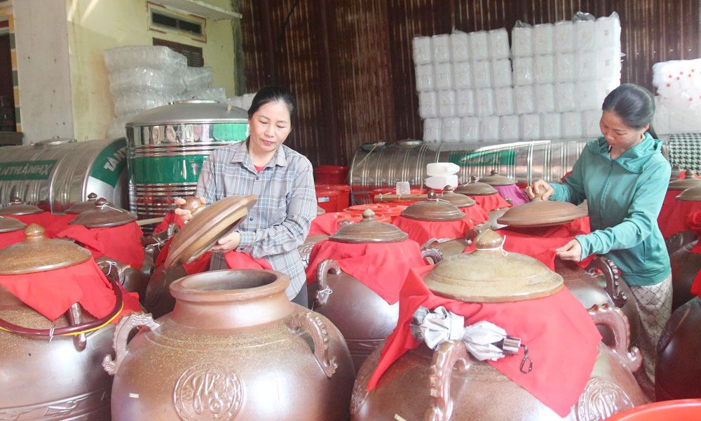 Sản xuất rượu men lá Mao Sơn Tửu tại gia đình ông Ngọc Văn Lực, thôn Mặn, xã Sơn Động.