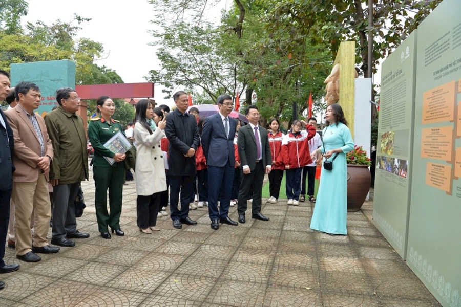 Hơn 100 tư liệu, hình ảnh giới thiệu tổng thể các loại hình di sản văn hóa phi vật thể tại Khu di tích Cổ Loa. Ảnh: HNM