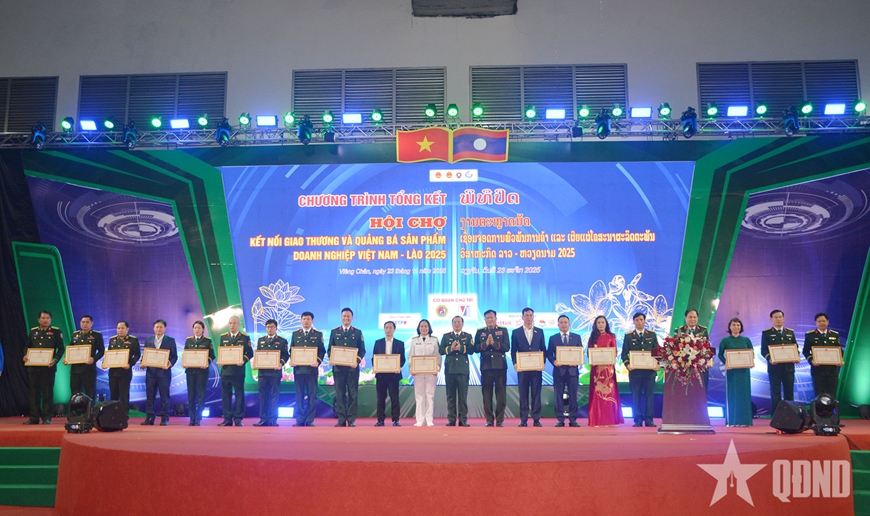 Trao Bằng khen của Bộ trưởng Bộ Quốc phòng Việt Nam tặng các tập thể có thành tích xuất sắc trong tổ chức và tham gia hội chợ.