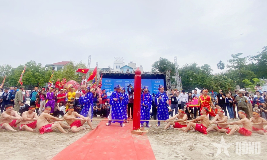 Thực hành kéo co ngồi tại đền Trấn Vũ.