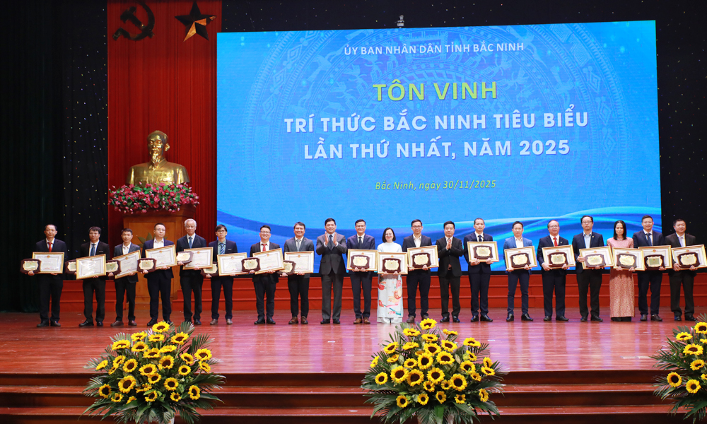 Các đồng chí: Nguyễn Hồng Thái, Nguyễn Quyết Chiến trao Bằng khen của Chủ tịch UBND tỉnh và phù điêu chúc mừng trí thức Bắc Ninh tiêu biểu.