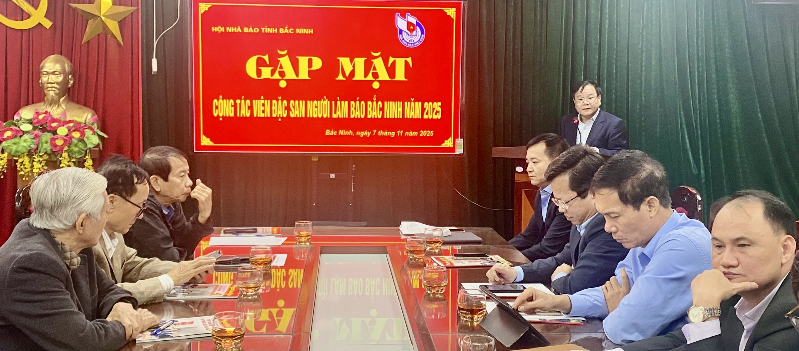 Đồng chí Trịnh Văn Ánh, Ủy viên Ban chấp hành Hội Nhà báo Việt Nam, Chủ tịch Hội Nhà báo tỉnh phát biểu kết luận buổi gặp mặt