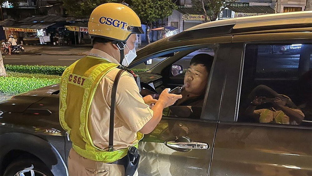 CSGT kiểm tra nồng đồ cồn tài xế trên xa lộ Hà Nội, TP Thủ Đức, TP Hồ Chí Minh, cuối tháng 10/2023