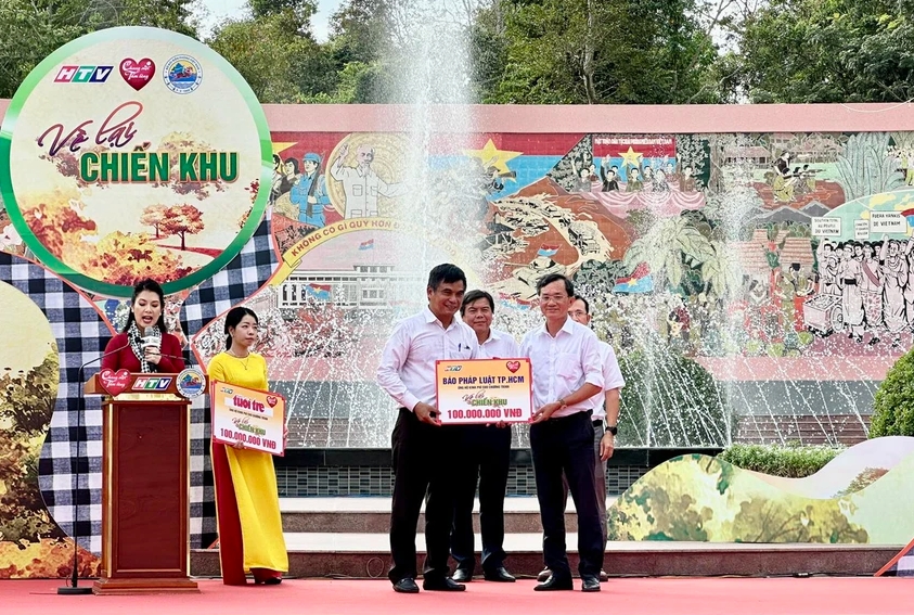 Đại diện báo Pháp Luật TP.HCM, ông Nguyễn Đức Hiển, Phó Tổng biên tập thường trực trao 100 triệu đồng đóng góp cho chương trình. Ảnh: Nguyễn Yên