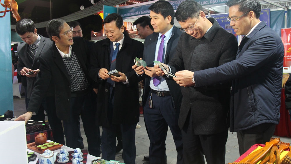 Các đại biểu tham quan các gian hàng giới thiệu sản phẩm tiêu biểu của các địa phương.