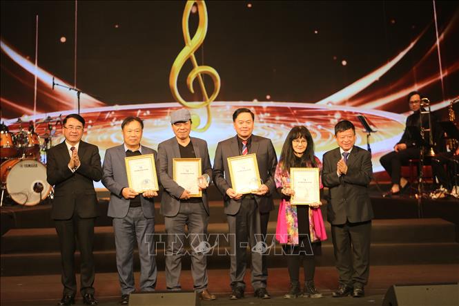 Nhạc sĩ Đỗ Hồng Quân và ông Lê Khắc Nam, Phó Chủ tịch UBND thành phố Hải Phòng trao giải A cho các tác giả có các tác phẩm xuất sắc nhất.