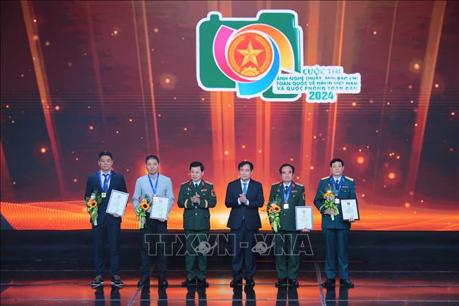 Các tác giả nhận giải Nhất Cuộc thi. Ảnh: Hoàng Hiếu/TTXVN