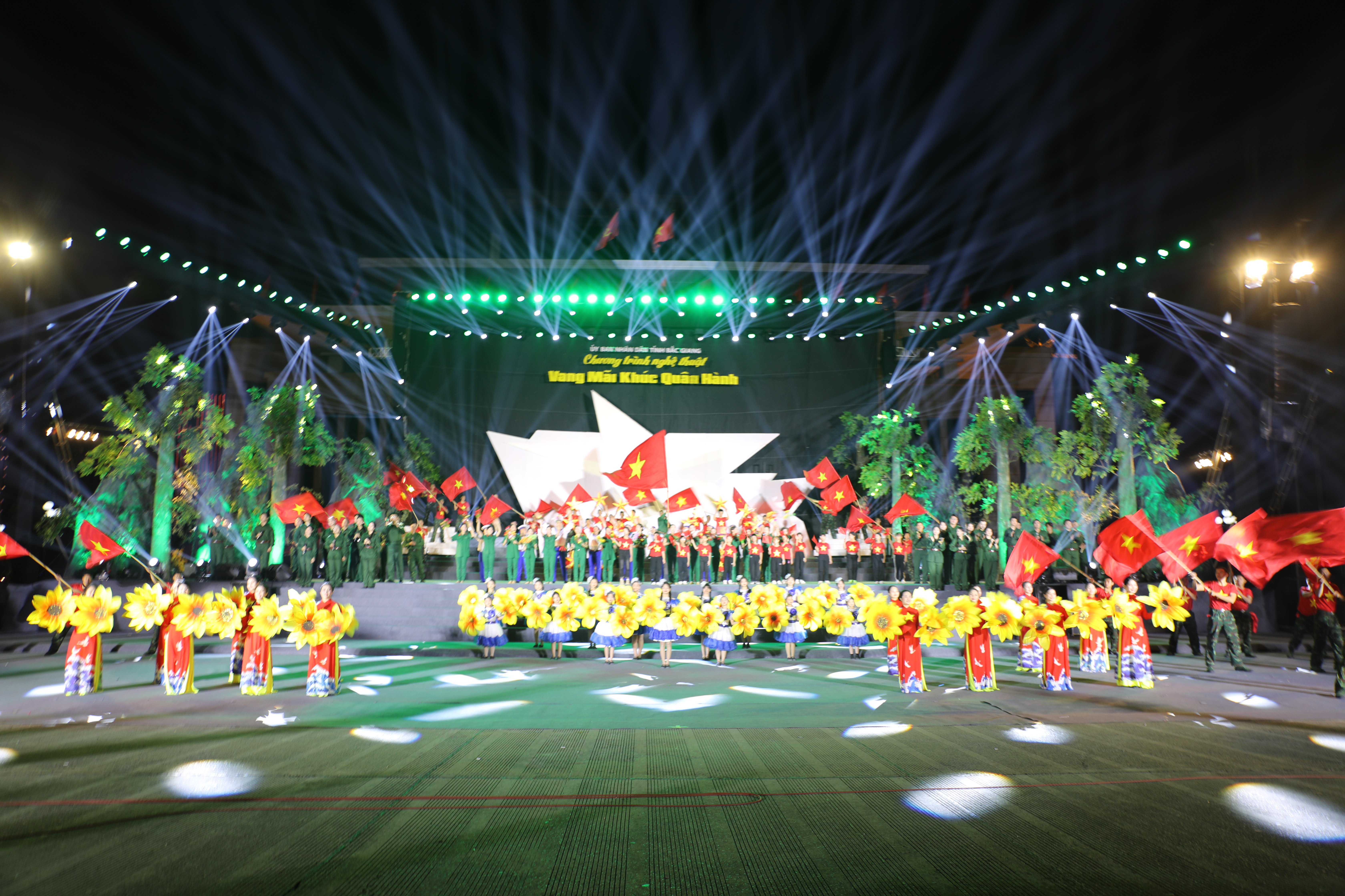 Chương trình có sự tham gia của đông đảo nghệ sĩ, diễn viên và chiến sĩ trong lực lượng vũ trang.