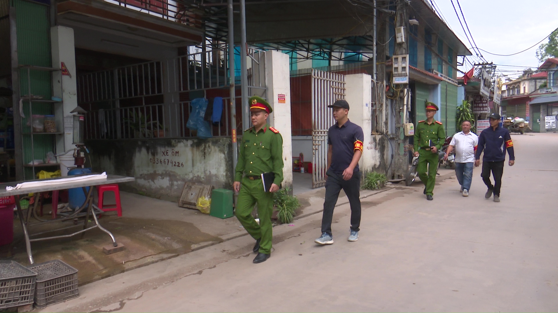 Tổ bảo vệ ANTT và Công an xã Nội Hoàng tuần tra bảo đảm an ninh trật tự trên địa bàn