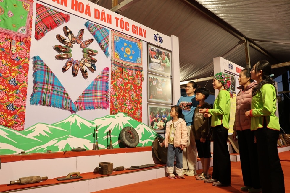 Người dân và du khách trải nghiệm không gian văn hóa dân tộc Giáy