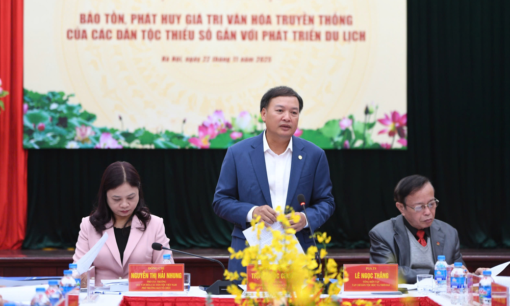 Cục trưởng Cục Văn hóa dân tộc Trịnh Ngọc Chung phát biểu tại hội thảo khoa học bảo tồn, phát huy giá trị văn hóa truyền thống của các dân tộc thiểu số gắn với phát triển du lịch.