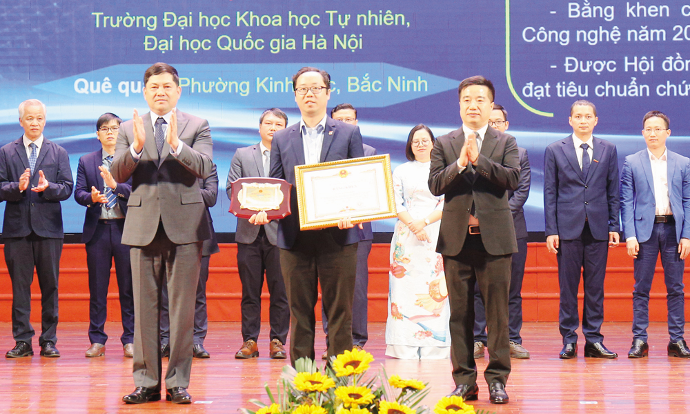 Bí thư Tỉnh ủy Nguyễn Hồng Thái và Tổng thư ký Liên hiệp các hội Khoa học và Kỹ thuật Việt Nam Nguyễn Quyết Chiến trao danh hiệu 