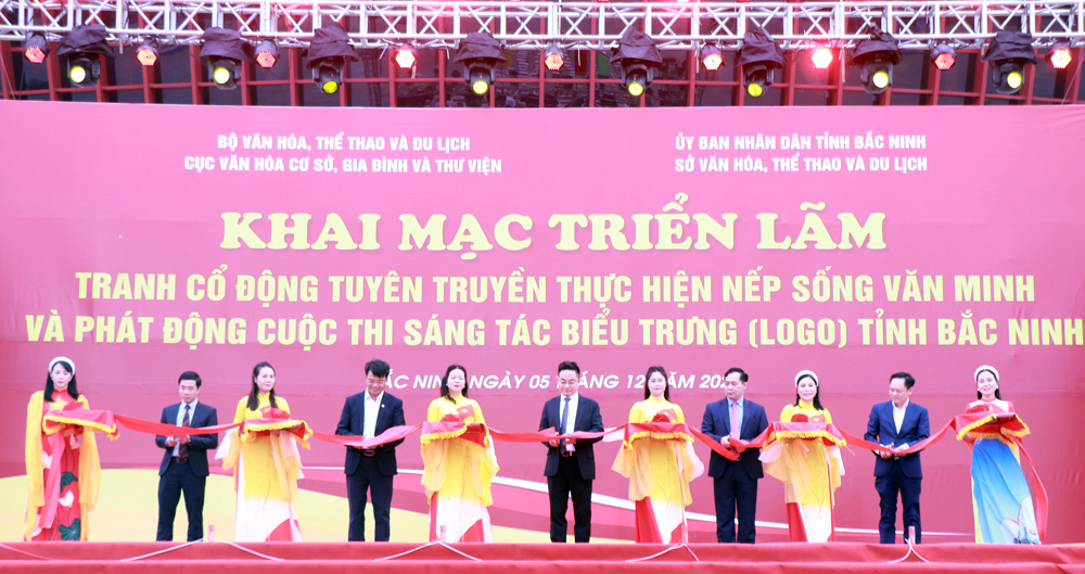 Đại biểu cắt băng khai mạc Triển lãm.