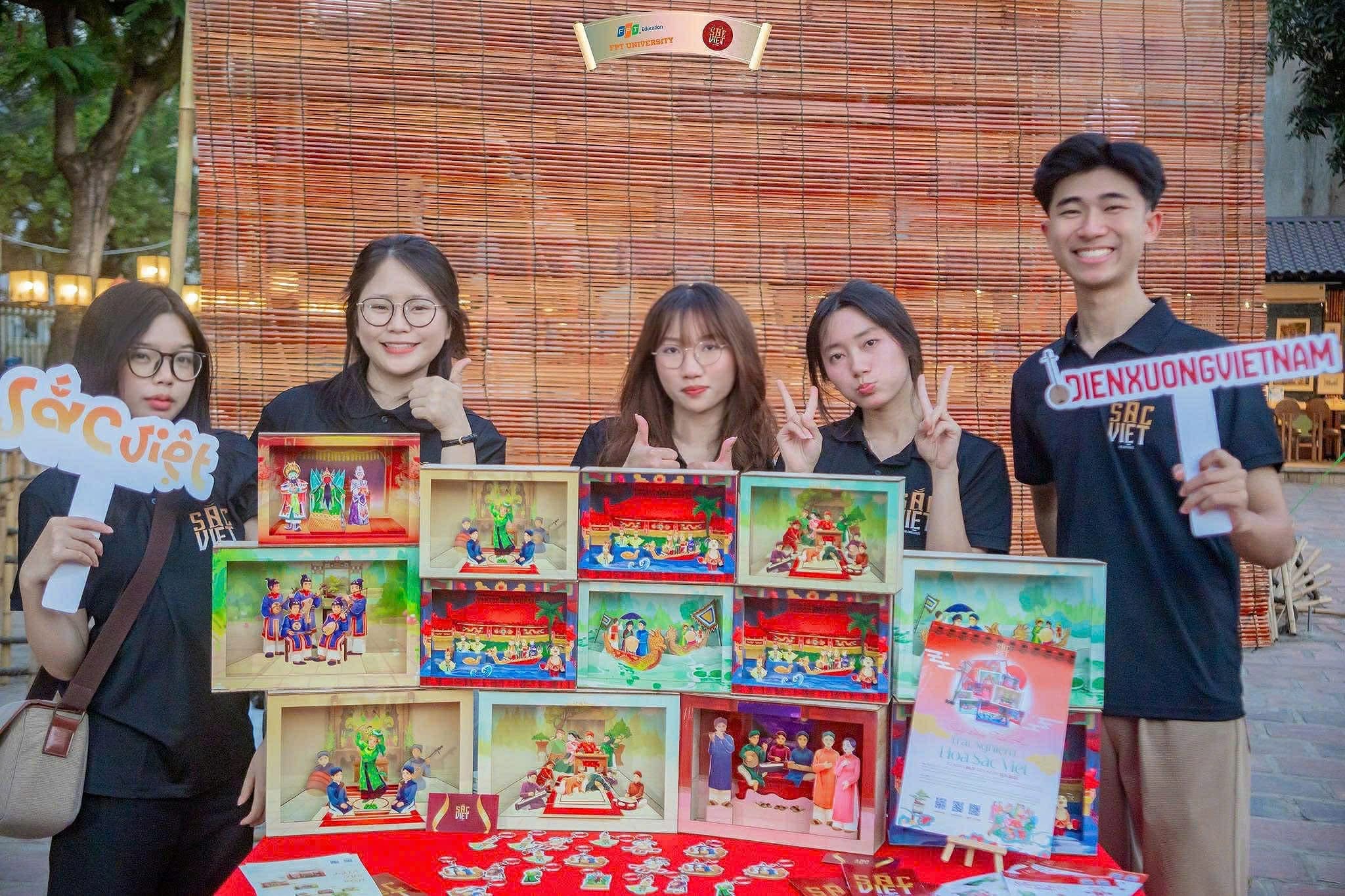 Nhóm sáng lập dự án “Sắc Việt”.