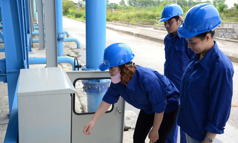 Công nhân Trạm nước sạch Tri Phương kiểm tra van xả cặn hệ thống xử lý.