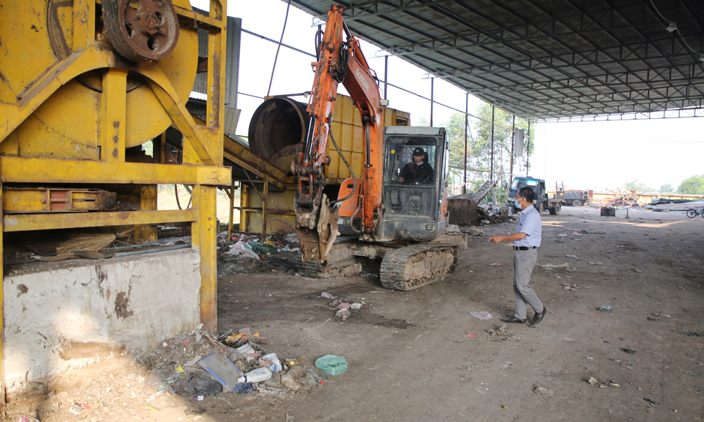 Hệ thống tách lọc rác tại nhà máy xử lý rác thải Thượng Lan được lắp đặt lại.