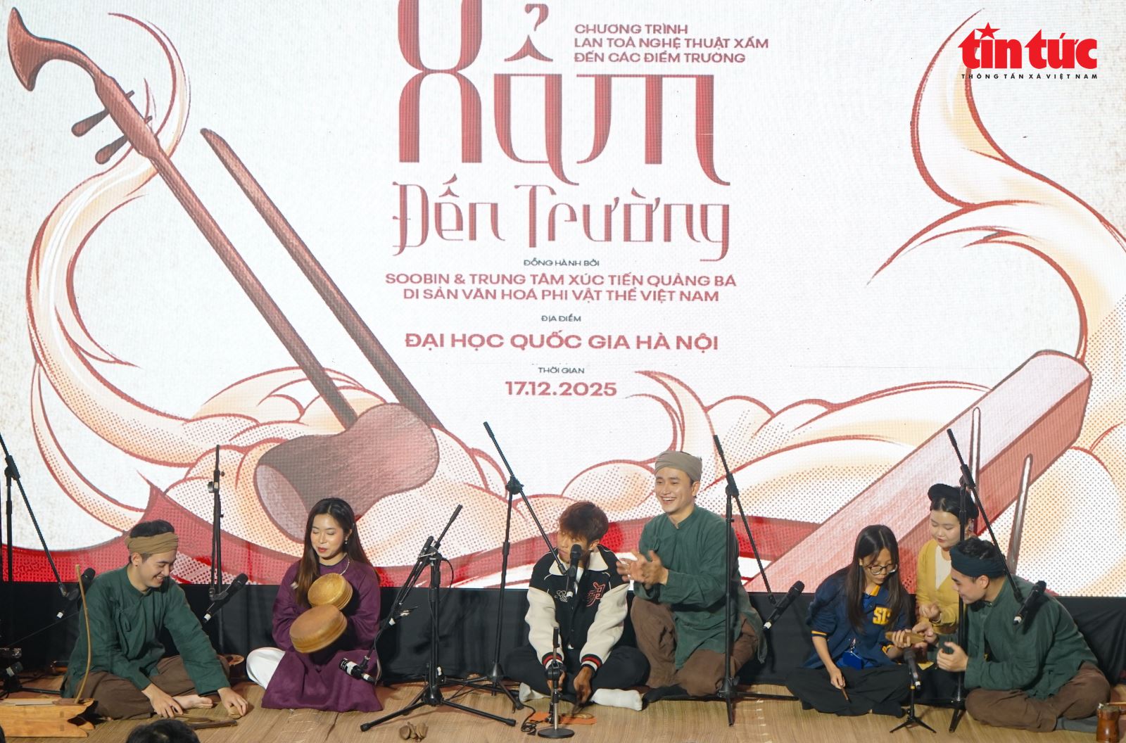 Các nghệ nhân hướng dẫn các bạn sinh viên thử sức với nghệ thuật xẩm.