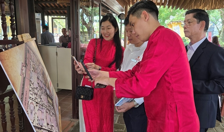 Du khách trải nghiệm không gian văn hóa di sản công nghệ trong Đại Nội Huế. Ảnh: L.Minh