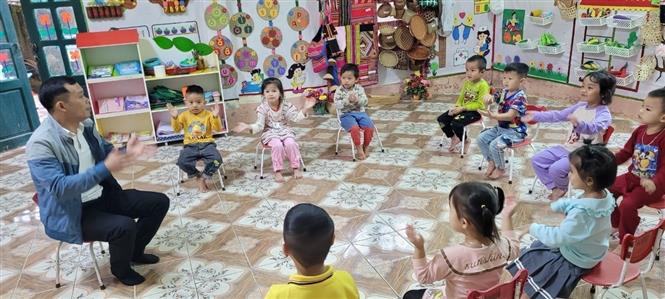 Các thầy giáo Mầm non nhiệt huyết, yêu nghề, nỗ lực cắm bản, cắm thôn đã giúp sự nghiệp giáo dục ở vùng núi còn nhiều khó khăn từng bước được nâng cao, có chuyển biến tích cực. Ảnh: TTXVN