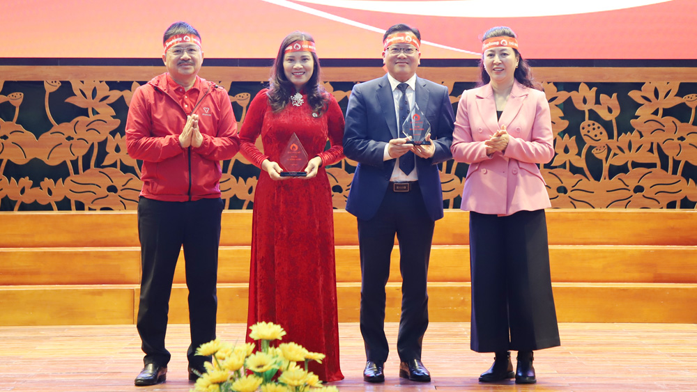 Đồng chí Lê Thị Thu Hồng cùng đại diện Báo Tiền Phong trao biểu trưng cho các đơn vị tham gia tổ chức chương trình.