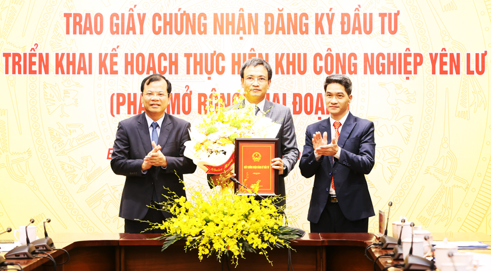 

Phó Chủ tịch UBND tỉnh Phan Thế Tuấn trao giấy chứng nhận đăng ký đầu tư cho doanh nghiệp thực hiện dự án xây dựng hạ tầng KCN Yên Lư. Ảnh: Dương Thủy.