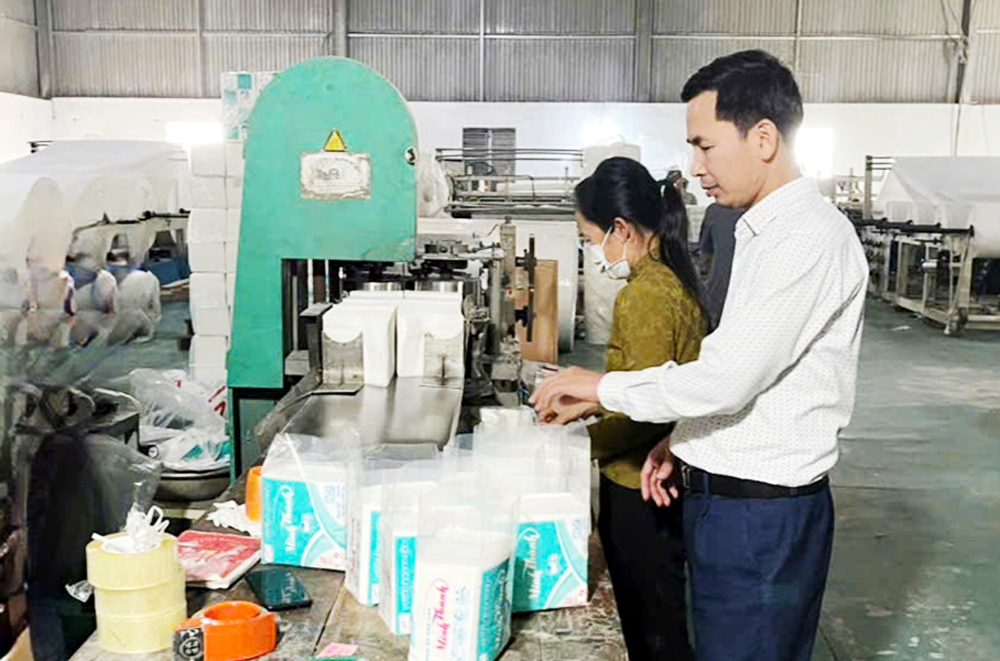 Anh Nguyễn Văn Hưng kiểm tra quy trình sản xuất giấy.