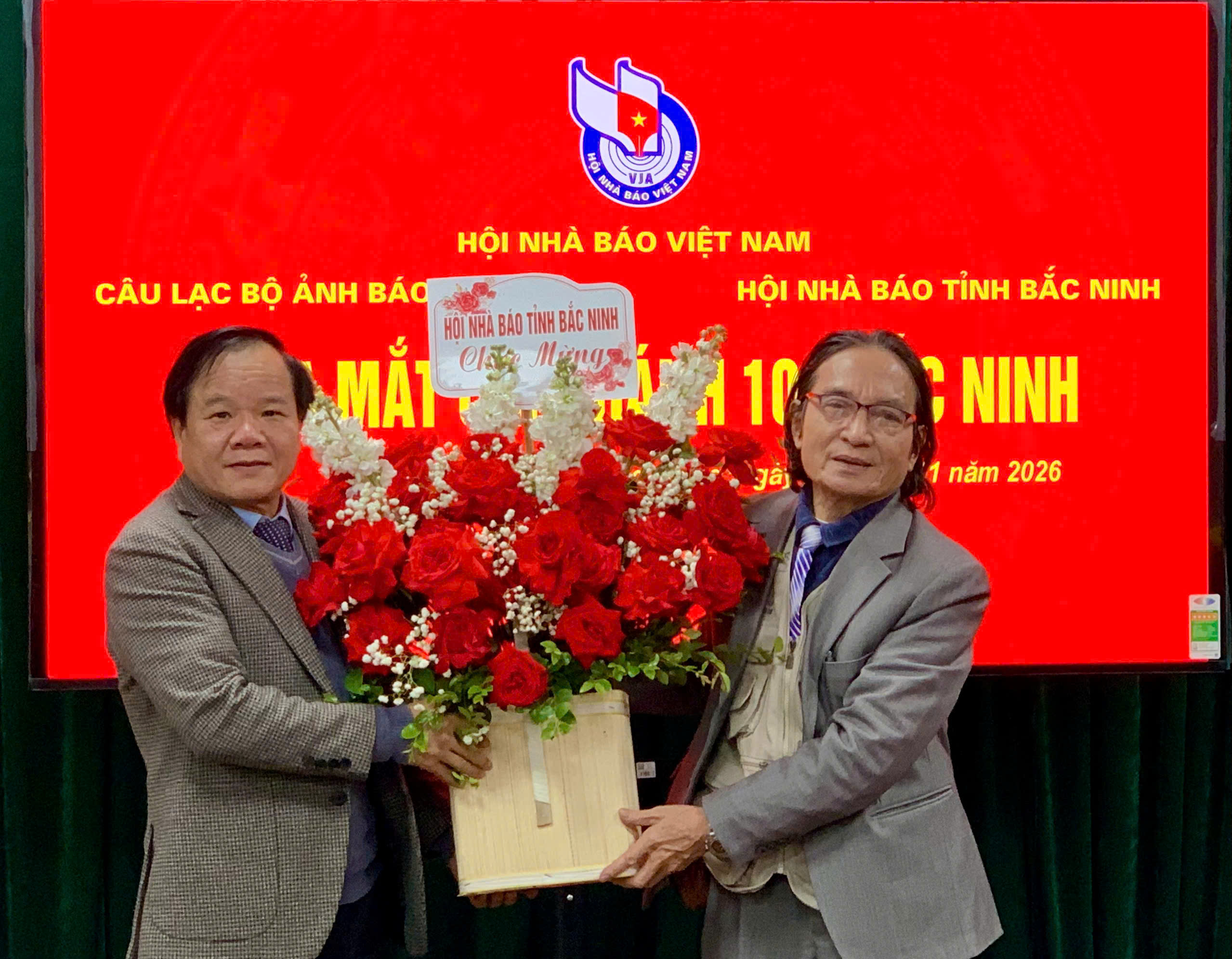 Đồng chí Trịnh Văn Ánh, Ủy viên Ban chấp hành Hội Nhà báo Việt Nam, Chủ tịch Hội Nhà báo tỉnh tặng hoa chúc mừng Chi nhánh 10- Câu lạc bộ ảnh báo chí.