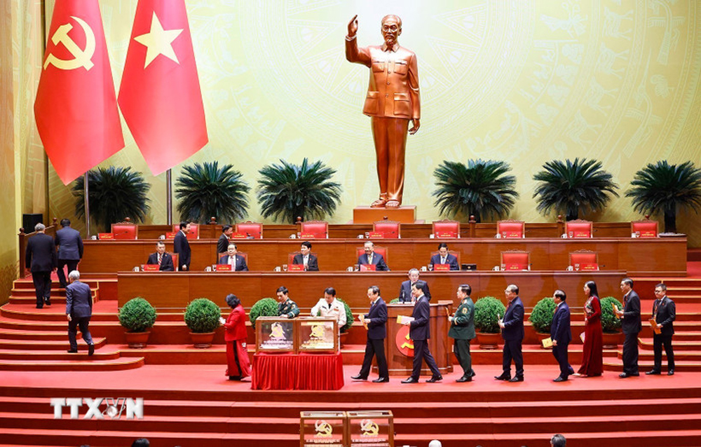 Các đồng chí lãnh đạo Đảng, Nhà nước bỏ phiếu bầu Ban Chấp hành Trung ương Đảng khóa XIV.