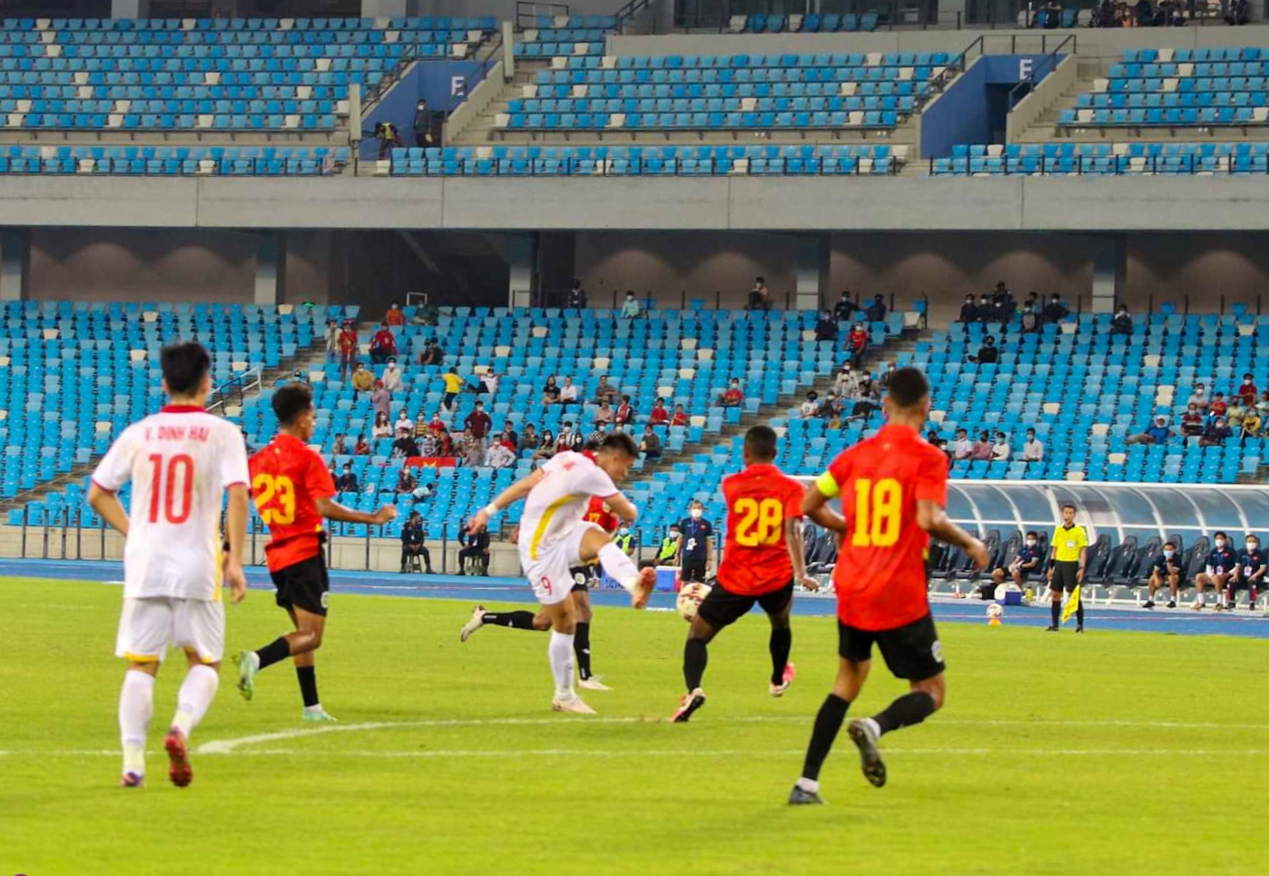 Với đội hình gồm nhiều cầu thủ chưa từng có thời gian tập luyện cùng nhau, nên U23 Việt Nam buộc phải chơi thận trọng. Ảnh: VFF