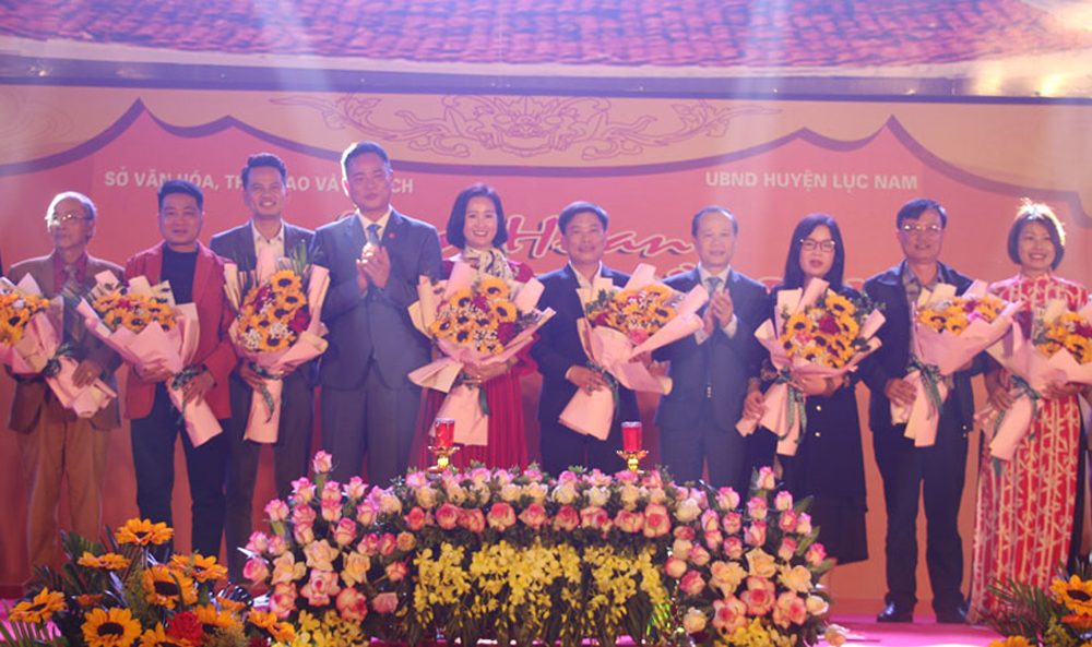 Đồng chí Mai Sơn tặng hoa cho đại diện các huyện, TP tham gia Liên hoan.