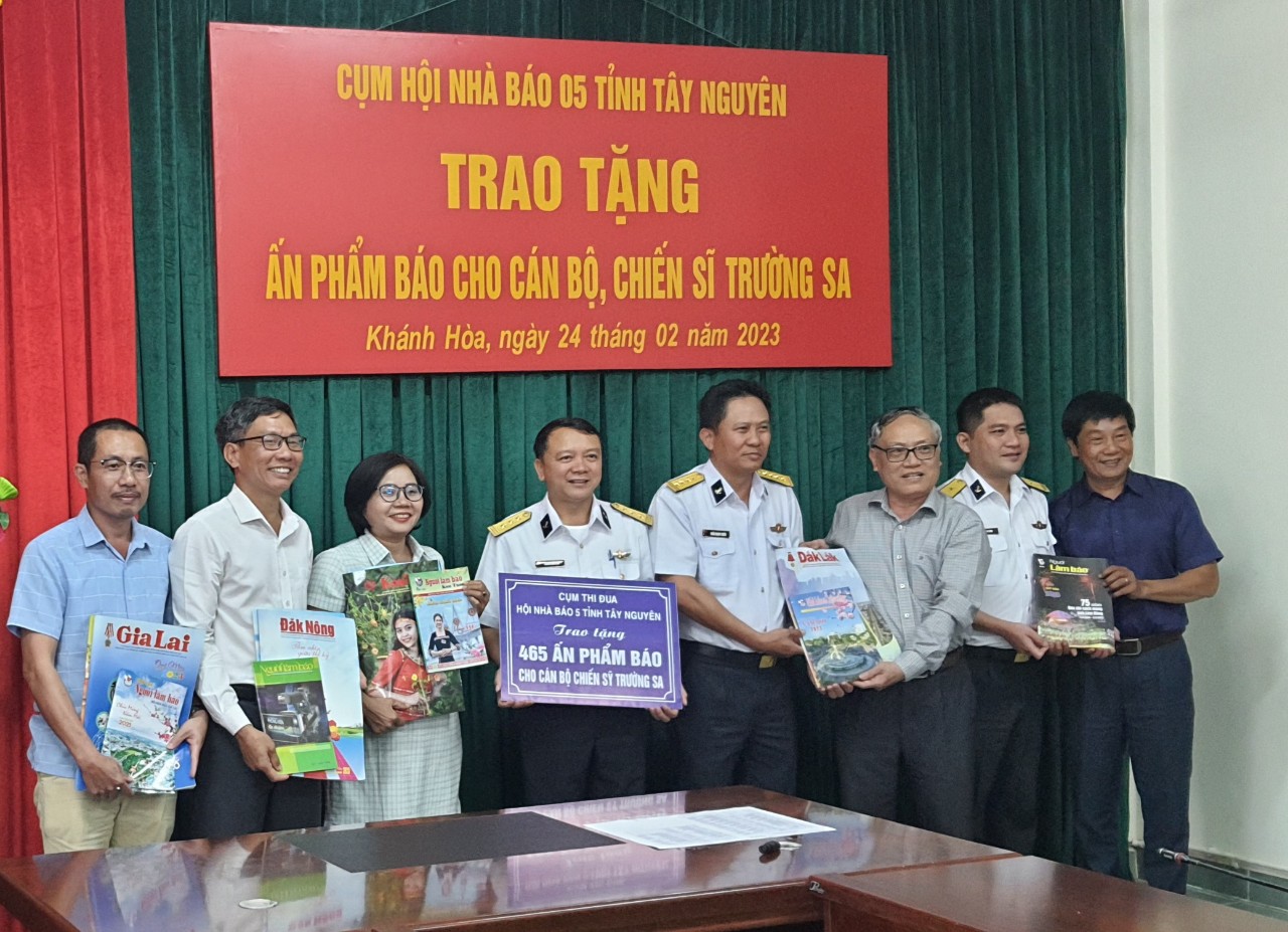 Lãnh đạo Hội Nhà báo 5 tỉnh Tây Nguyên tặng ấn phẩm báo chí cho Bộ Tư lệnh Vùng 4 Hải Quân. Ảnh: NM