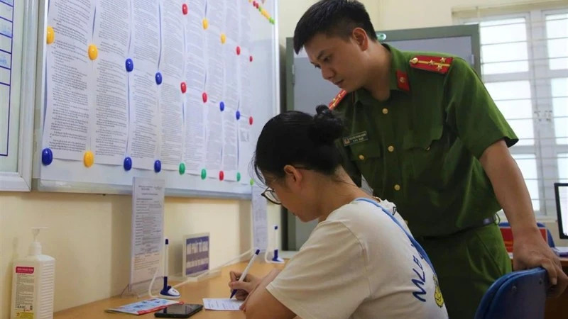 Công an các đơn vị, địa phương khẩn trương tổ chức tập huấn cấp thẻ sát hạch viên, bảo đảm đủ số lượng, phục vụ nhân dân ngay sau khi tiếp nhận.