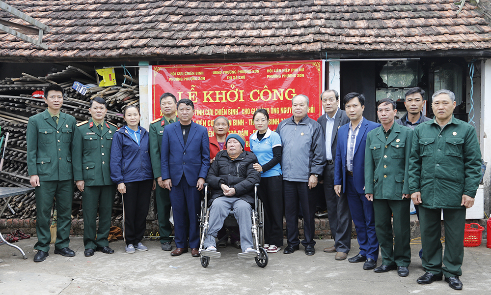 Đại tá Nguyễn Đức Thuận, Chủ tịch Hội Cựu chiến binh tỉnh cùng các đại biểu dự lễ khởi công.