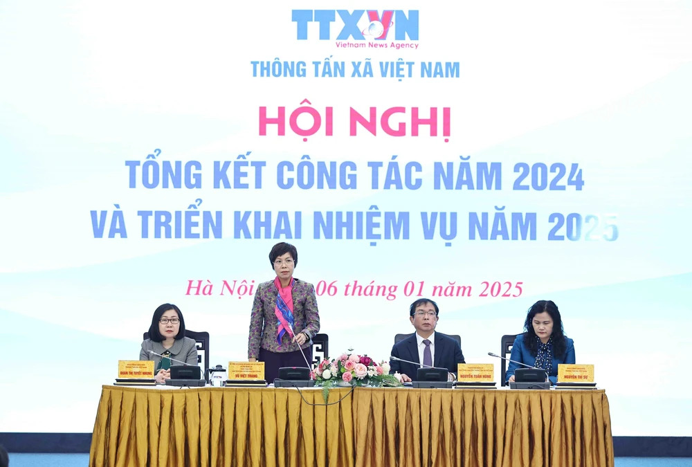Tổng giám đốc Thông tấn xã Việt Nam Vũ Việt Trang và các Phó tổng giám đốc chủ trì hội nghị tổng kết công tác năm 2024 và triển khai nhiệm vụ năm 2025. Ảnh: Minh Đức – TTXVN