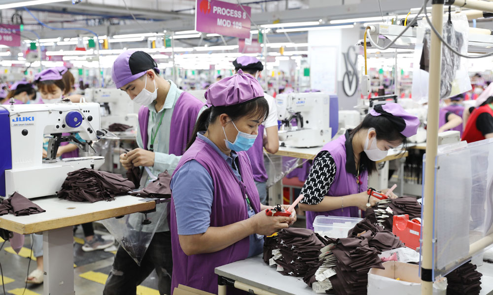 Sản xuất hàng may mặc xuất khẩu tại Công ty trách nhiệm hữu hạn Crystal Martin, Khu công nghiệp Quang Châu (thị xã Việt Yên).
