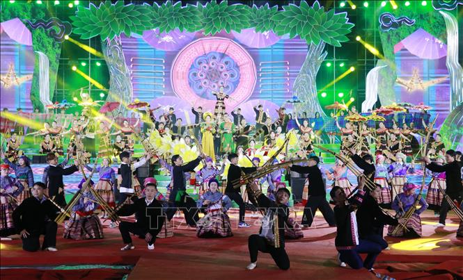 Sau Lễ trao Bằng chứng nhận, đại biểu, nhân dân và du khách được thưởng thức chương trình nghệ thuật với chủ đề “Âm vang Tết rừng - Sáng bừng Nà Hẩu”.