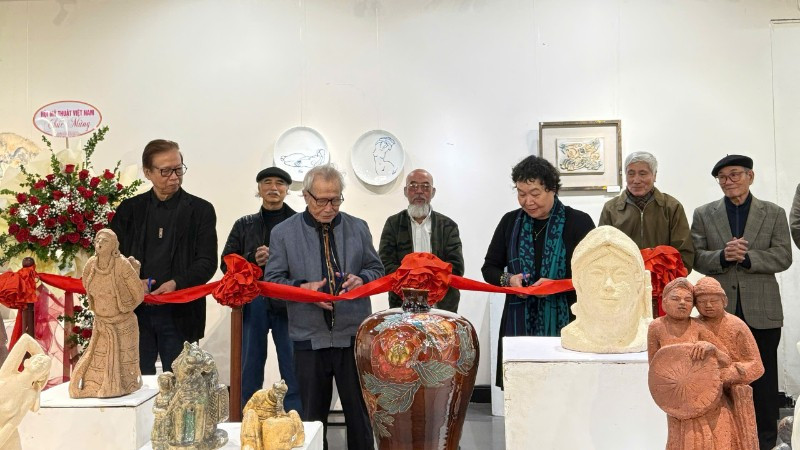 Các nghệ sĩ cắt băng khai mạc triển lãm.
