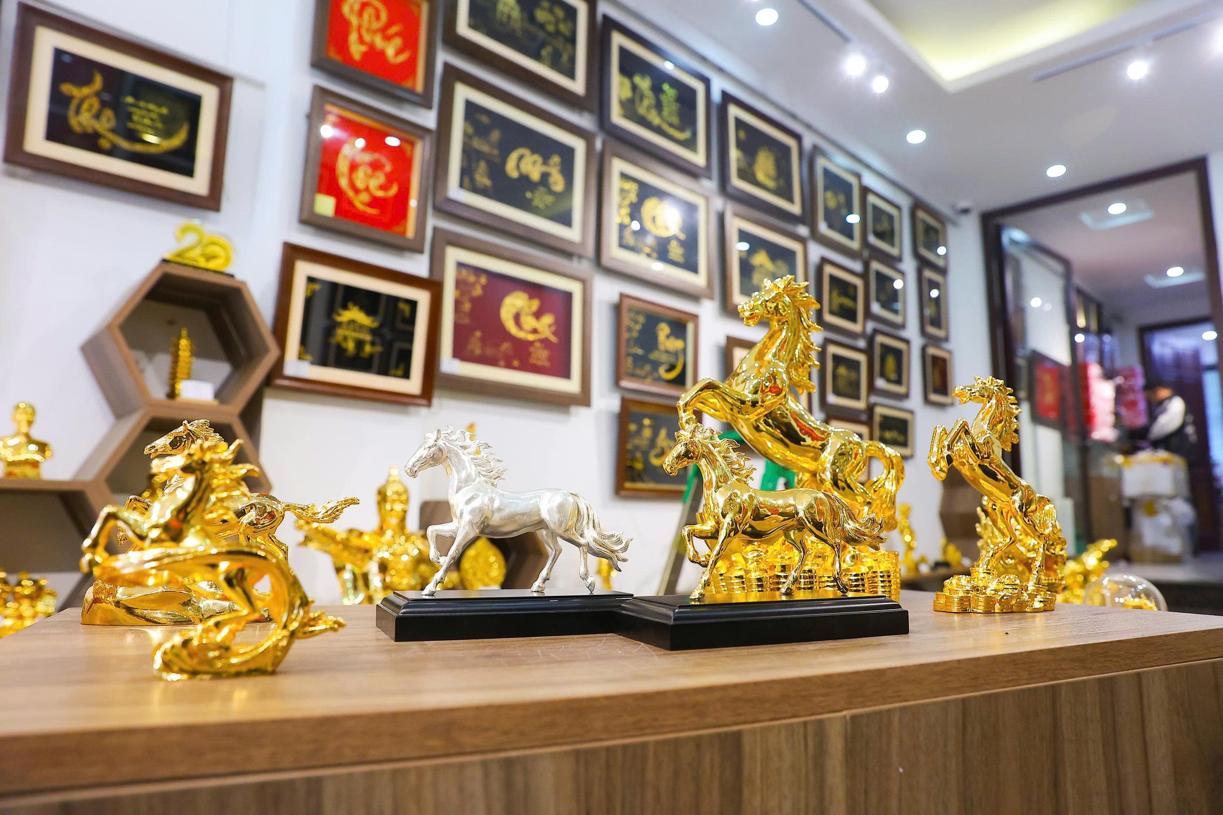 Cận kề Tết Nguyên đán 2026, các cửa hàng vàng bạc, đá quý lần lượt giới thiệu những bộ sưu tập 12 con giáp mạ vàng 24K ra thị trường. Ảnh: Trọng Tài