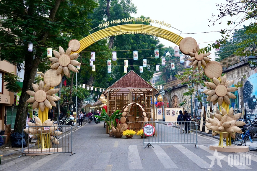 Chợ hoa Xuân Phố cổ 2026 được mở rộng với quy mô lớn.