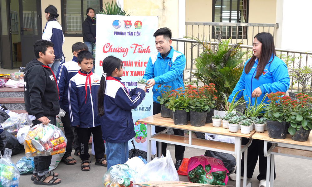 Chương trình “Đổi rác tái chế lấy cây xanh” do Đoàn Thanh niên phường Tân Tiến triển khai tại Trường Trung học cơ sở Hương Gián.